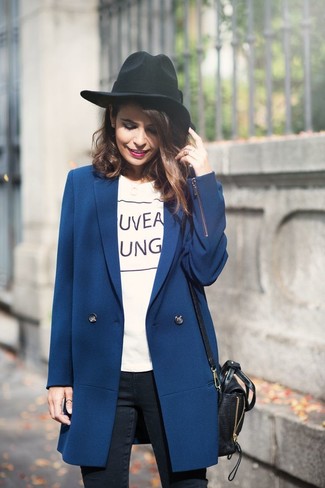Come indossare e abbinare un cappotto blu con jeans aderenti neri in autunno 2024 in modo smart-casual: Punta su un cappotto blu e jeans aderenti neri per creare un look raffinato e glamour. Una stupenda idea per essere cool e trendy anche in autunno.