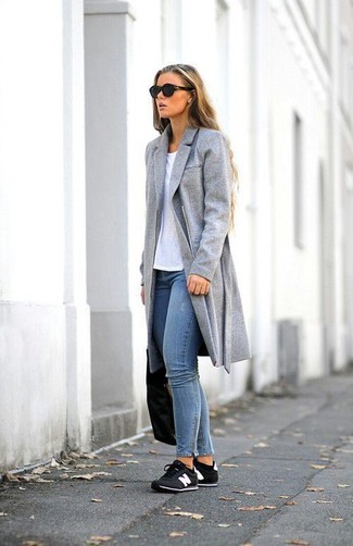 Come indossare e abbinare un cappotto grigio in modo smart-casual: Opta per un cappotto grigio e jeans aderenti blu per un look trendy e alla mano. Sneakers basse nere e bianche creeranno un piacevole contrasto con il resto del look.