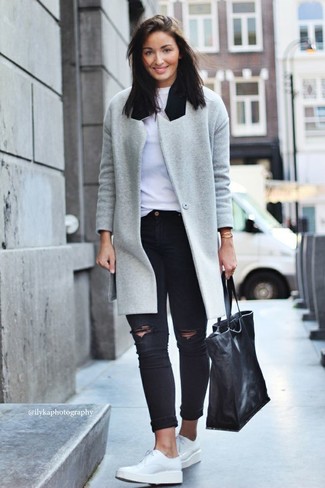 Come indossare e abbinare jeans aderenti neri con un cappotto grigio: Vestiti con un cappotto grigio e jeans aderenti neri per un look raffinato per il tempo libero. Se non vuoi essere troppo formale, scegli un paio di scarpe derby in pelle bianche come calzature.