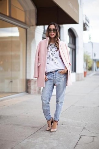 Come indossare e abbinare jeans boyfriend per una donna di 30 anni in modo casual: Abbina un cappotto rosa con jeans boyfriend per un look comfy-casual. Décolleté in pelle beige sono una validissima scelta per completare il look.