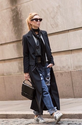 Quale jeans indossare con un cappotto nero per una donna di 30 anni in modo rilassato: Per un outfit della massima comodità, abbina un cappotto nero con jeans. Opta per un paio di sneakers basse in pelle bianche e nere per un tocco più rilassato.