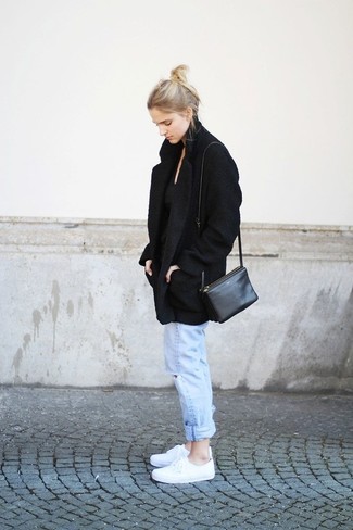 Quale jeans indossare con sneakers basse bianche per una donna di 30 anni: Potresti combinare un cappotto nero con jeans per un'atmosfera casual-cool. Scegli un paio di sneakers basse bianche per un tocco più rilassato.