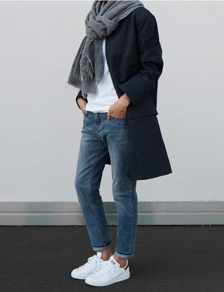 Come indossare e abbinare un cappotto nero con jeans blu quando fa gelo: Vestiti con un cappotto nero e jeans blu per un fantastico look da sfoggiare nel weekend. Scegli un paio di sneakers basse bianche per avere un aspetto più rilassato.