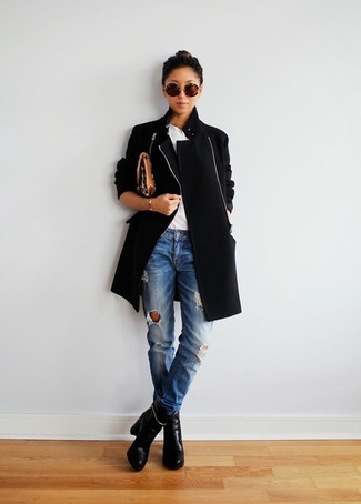 Come indossare e abbinare jeans quando fa gelo: Vestiti con un cappotto nero e jeans per creare un look raffinato e glamour. Questo outfit si abbina perfettamente a un paio di stivaletti in pelle neri.