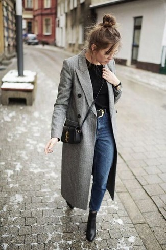 Come indossare e abbinare jeans: Abbina un cappotto grigio con jeans per un look raffinato per il tempo libero. Stivaletti in pelle neri sono una eccellente scelta per completare il look.
