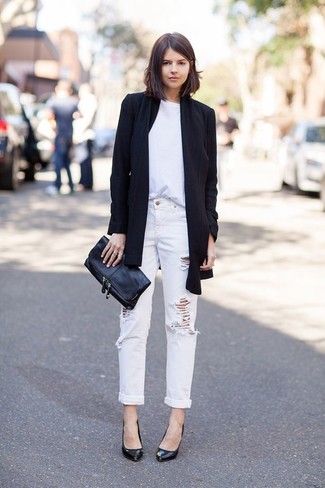Come indossare e abbinare jeans bianchi per una donna di 30 anni quando fa freddo in modo casual: Scegli un outfit composto da un cappotto nero e jeans bianchi per un look trendy e alla mano. Perfeziona questo look con un paio di décolleté in pelle neri.