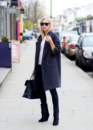 Come indossare e abbinare stivaletti con zeppa per una donna di 30 anni: Potresti indossare un cappotto grigio scuro e leggings neri per un semplice tocco di eleganza. Stivaletti con zeppa sono una buona scelta per completare il look.