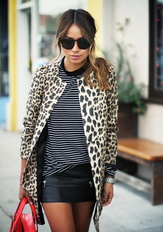 Come indossare e abbinare una minigonna quando fa freddo: Indossa un cappotto leopardato beige e una minigonna per un look trendy e alla mano.
