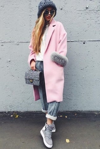 Come indossare e abbinare scarpe per una donna di 20 anni quando fa freddo in modo casual: Coniuga un cappotto rosa con pantaloni sportivi grigi per un look spensierato e alla moda. Per distinguerti dagli altri, indossa un paio di sneakers alte in pelle scamosciata grigie.