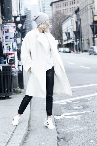 Come indossare e abbinare un cuffia grigio: Per un outfit della massima comodità, potresti abbinare un cappotto bianco con un cuffia grigio. Questo outfit si abbina perfettamente a un paio di sneakers basse bianche e nere.