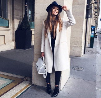 Come indossare e abbinare un borsalino in modo smart-casual: Mostra il tuo stile in un cappotto bianco con un borsalino per un look comfy-casual. Stivaletti in pelle neri sono una interessante scelta per completare il look.