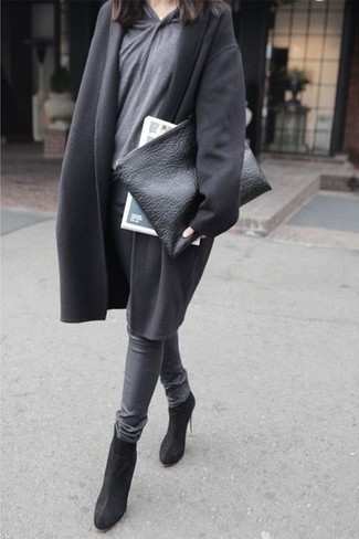 Come indossare e abbinare un cappotto nero in modo smart-casual: Mostra il tuo stile in un cappotto nero con jeans aderenti grigio scuro per un look raffinato per il tempo libero. Stivaletti in pelle scamosciata neri sono una interessante scelta per completare il look.