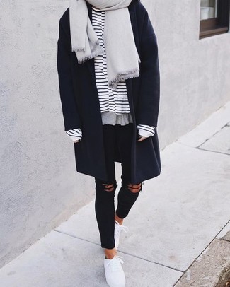 Come indossare e abbinare una sciarpa grigia quando fa gelo: Indossa un cappotto nero con una sciarpa grigia per un fantastico look da sfoggiare nel weekend. Sneakers basse bianche sono una gradevolissima scelta per completare il look.