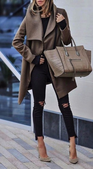 Come indossare e abbinare una borsa marrone quando fa gelo: Per un outfit della massima comodità, abbina un cappotto marrone con una borsa marrone. Décolleté in pelle scamosciata beige sono una valida scelta per completare il look.