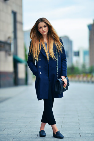 Come indossare e abbinare una borsa trapuntata per una donna di 20 anni quando fa freddo: Abbina un cappotto blu scuro con una borsa trapuntata per un look comfy-casual. Scegli uno stile classico per le calzature e prova con un paio di mocassini eleganti in pelle neri.