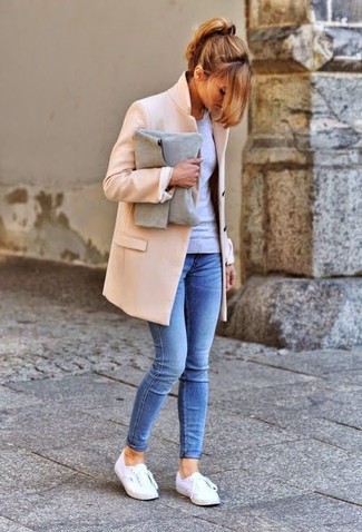 Come indossare e abbinare un cappotto beige con jeans blu: Scegli un outfit composto da un cappotto beige e jeans blu per un semplice tocco di eleganza. Sneakers basse bianche renderanno il tuo look davvero alla moda.