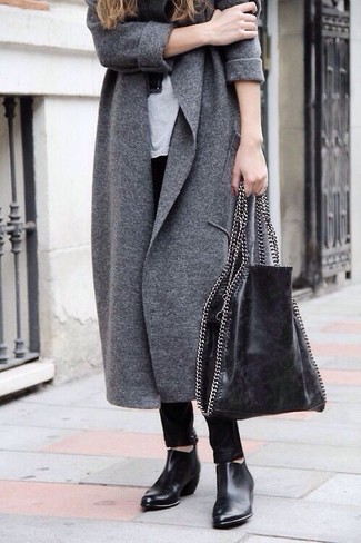Come indossare e abbinare un cappotto grigio con stivaletti neri quando fa gelo: Distinguiti anche negli ambienti più alla moda con un cappotto grigio e jeans aderenti neri. Completa questo look con un paio di stivaletti neri.