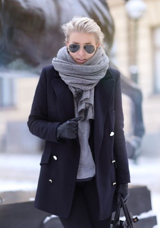 Come indossare e abbinare guanti in pelle neri per una donna di 30 anni quando fa gelo: Vestiti con un cappotto nero e guanti in pelle neri per un'atmosfera casual-cool.
