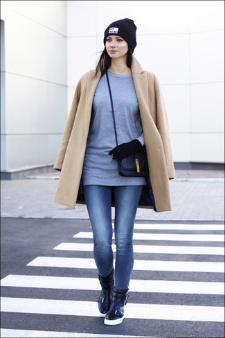 Come indossare e abbinare jeans blu scuro per una donna di 30 anni quando fa freddo in modo smart-casual: Abbina un cappotto marrone chiaro con jeans blu scuro per un outfit che si fa notare. Per distinguerti dagli altri, scegli un paio di sneakers alte in pelle nere.