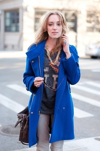 Come indossare e abbinare una collana lime: Prova a combinare un cappotto blu con una collana lime per un outfit inaspettato.