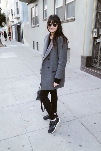 Come indossare e abbinare leggings neri con sneakers basse nere in modo casual: Prova ad abbinare un cappotto grigio con leggings neri per essere casual. Sneakers basse nere sono una valida scelta per completare il look.