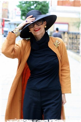 Look alla moda per donna: Cappotto arancione, T-shirt manica lunga nera, Pantaloni eleganti neri, Borsalino nero