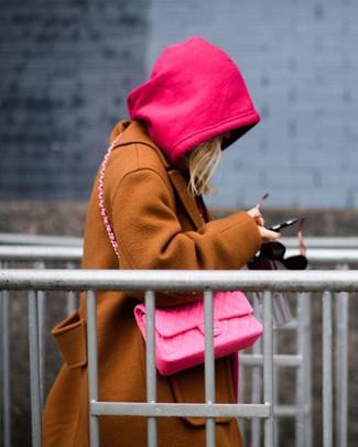 Come indossare e abbinare una borsa a tracolla rosa per una donna di 20 anni quando fa caldo: Per un outfit della massima comodità, mostra il tuo stile in un cappotto terracotta con una borsa a tracolla rosa.