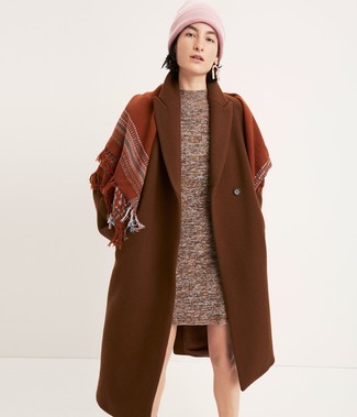 Come indossare e abbinare una sciarpa per una donna di 30 anni quando fa gelo: Scegli un outfit composto da un cappotto terracotta e una sciarpa per un look comfy-casual.