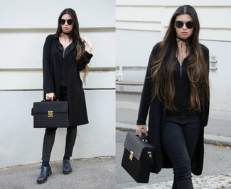 Look alla moda per donna: Cappotto nero, Top senza maniche nero, Jeans aderenti neri, Scarpe oxford in pelle blu scuro