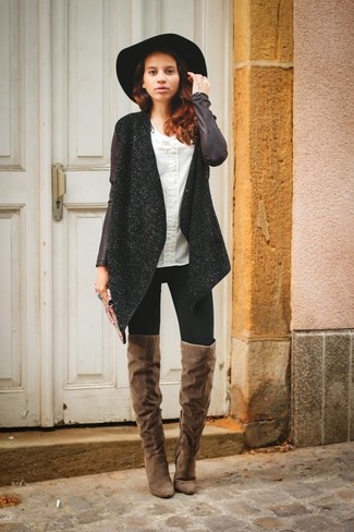 Look alla moda per donna: Cappotto di tweed nero, Top senza maniche di seta bianco, Jeans aderenti neri, Stivali sopra il ginocchio in pelle scamosciata marroni