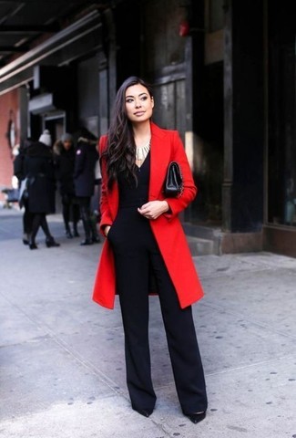 Quale tuta indossare con décolleté neri quando fa caldo: Abbina un cappotto rosso con una tuta per un look spensierato e alla moda. Décolleté neri sono una buona scelta per completare il look.