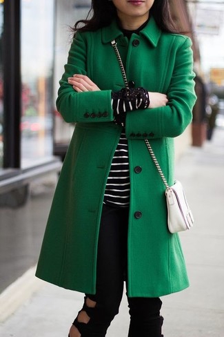 Come indossare e abbinare una borsa a tracolla trasparente per una donna di 30 anni in modo smart-casual: Per un outfit della massima comodità, indossa un cappotto verde e una borsa a tracolla trasparente.