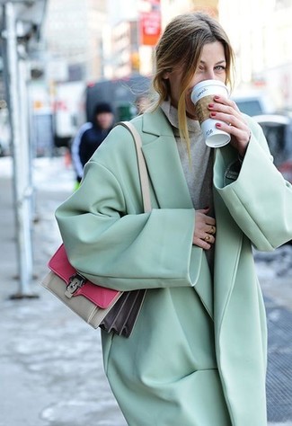 Come indossare e abbinare una borsa a tracolla in pelle fucsia per una donna di 30 anni in modo formale: Abbina un cappotto verde menta con una borsa a tracolla in pelle fucsia per un look trendy e alla mano.