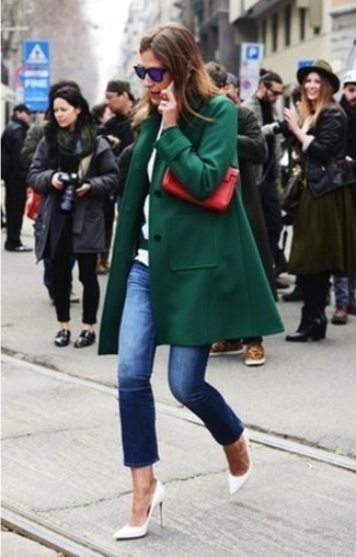 Quale décolleté indossare con un cappotto verde scuro quando fa freddo: Potresti indossare un cappotto verde scuro e jeans blu scuro per un pranzo domenicale con gli amici. Décolleté sono una gradevolissima scelta per completare il look.