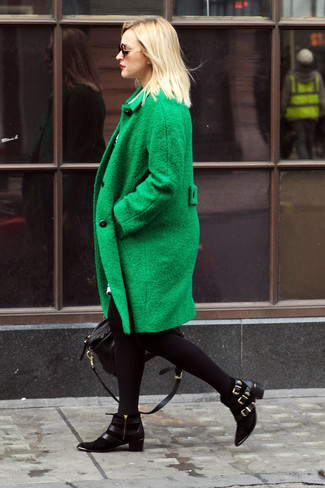 Come indossare e abbinare stivaletti neri per una donna di 30 anni in autunno 2024 in modo formale: Opta per un cappotto verde per un look da sfoggiare sul lavoro. Questo outfit si abbina perfettamente a un paio di stivaletti neri. È magnifica scelta per questo autunno!