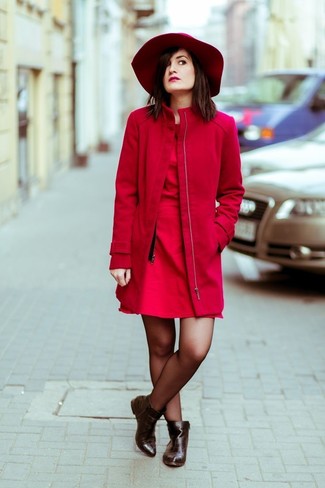Come indossare e abbinare un cappotto bordeaux quando fa freddo: Metti un cappotto bordeaux e un vestito a pieghe rosso per creare un look raffinato e glamour. Rifinisci questo look con un paio di stivaletti in pelle marrone scuro.