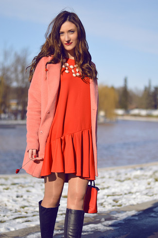 Quale stivali al ginocchio indossare con un cappotto rosa quando fa gelo: Mostra il tuo stile in un cappotto rosa con un vestito a pieghe rosso per creare un look raffinato e glamour. Completa questo look con un paio di stivali al ginocchio.