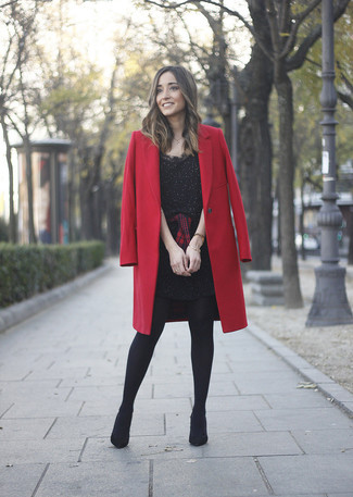 Come indossare e abbinare un gioiello per una donna di 30 anni: Abbina un cappotto rosso con un gioiello per un fantastico look da sfoggiare nel weekend. Stivaletti in pelle scamosciata neri sono una buona scelta per completare il look.
