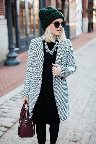 Come indossare e abbinare un gioiello grigio scuro per una donna di 30 anni quando fa freddo in modo formale: Abbina un cappotto grigio con un gioiello grigio scuro per un look comfy-casual.