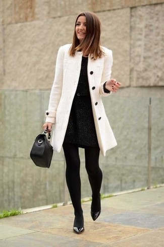 Look alla moda per donna: Cappotto beige, Vestito a tubino nero, Décolleté in pelle neri, Cartella in pelle nera