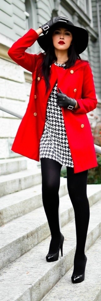 Look alla moda per donna: Cappotto rosso, Vestito a tubino con motivo pied de poule bianco e nero, Décolleté in pelle neri, Guanti in pelle neri