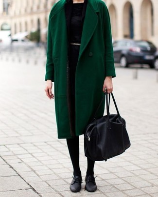 Come indossare e abbinare una borsa shopping in pelle nera in modo formale: Metti un cappotto verde e una borsa shopping in pelle nera per un look perfetto per il weekend. Prova con un paio di scarpe oxford in pelle nere per un tocco virile.