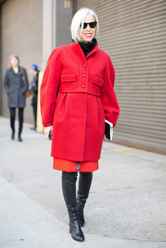 Come indossare e abbinare un cappotto bordeaux quando fa freddo in modo formale: Abbina un cappotto bordeaux con un vestito a tubino rosso, perfetto per il lavoro. Perfeziona questo look con un paio di stivali al ginocchio in pelle neri.
