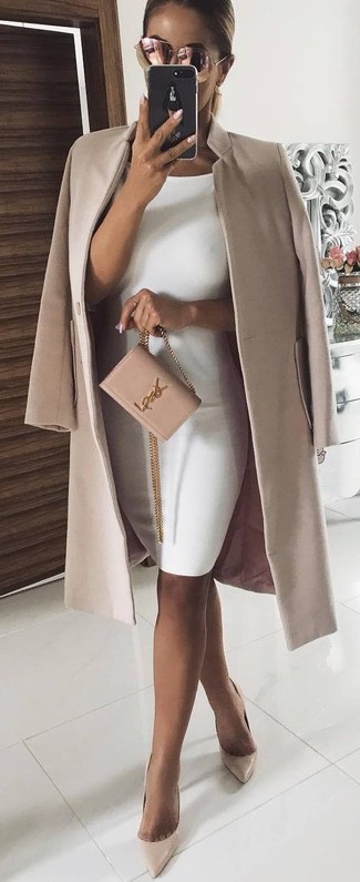 Look alla moda per donna: Cappotto beige, Vestito aderente bianco, Décolleté in pelle beige, Borsa a tracolla in pelle scamosciata rosa