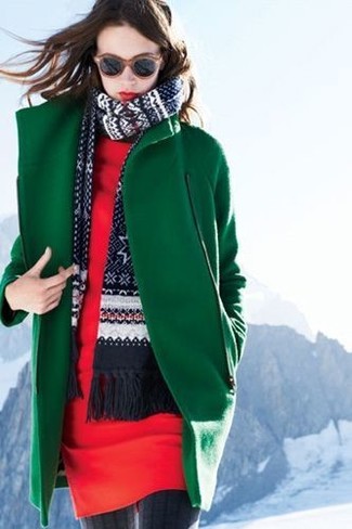 Come indossare e abbinare un collant grigio quando fa gelo: Opta per un cappotto verde e un collant grigio per un outfit rilassato ma alla moda.