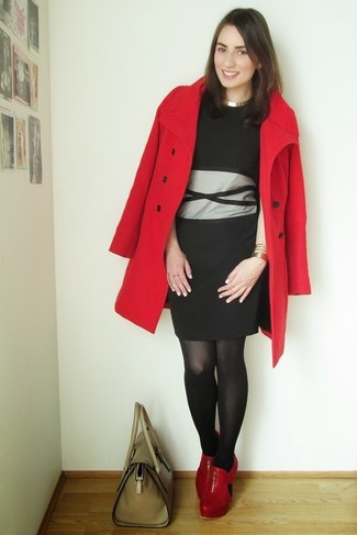 Come indossare e abbinare stivaletti in pelle rossi per una donna di 30 anni: Indossa un cappotto rosso con un vestito da cocktail nero per un abbigliamento elegante ma casual. Stivaletti in pelle rossi sono una eccellente scelta per completare il look.