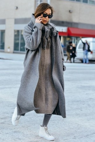 Come indossare e abbinare calzini grigi: Potresti combinare un cappotto grigio con calzini grigi per un outfit inaspettato. Sneakers alte in pelle bianche sono una eccellente scelta per completare il look.