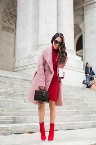 Look alla moda per donna: Cappotto rosa, Vestito di maglia rosso, Stivaletti in pelle scamosciata rossi, Pochette in pelle nera