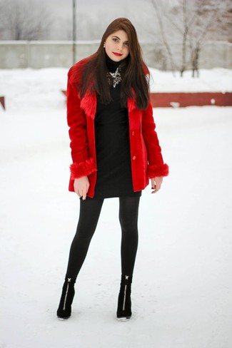 Come indossare e abbinare un collant nero per una donna di 30 anni: Potresti abbinare un cappotto rosso con un collant nero per una sensazione di semplicità e spensieratezza. Stivaletti in pelle scamosciata neri sono una buona scelta per completare il look.