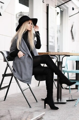 Come indossare e abbinare un borsalino nero: Indossa un cappotto grigio e un borsalino nero per una sensazione di semplicità e spensieratezza. Sfodera il gusto per le calzature di lusso e indossa un paio di stivali sopra il ginocchio in pelle scamosciata neri.